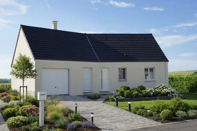 Maison moderne, avec jardin et toiture en ardoise